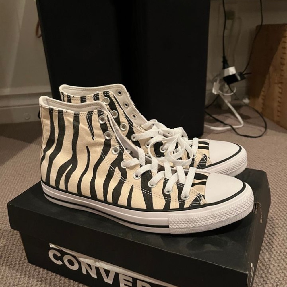 Brand New Zebra Converse   Size 10M/12W